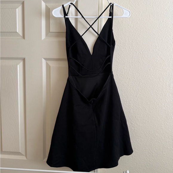 Lulu's Little Black Dress - Picture 2 of 3